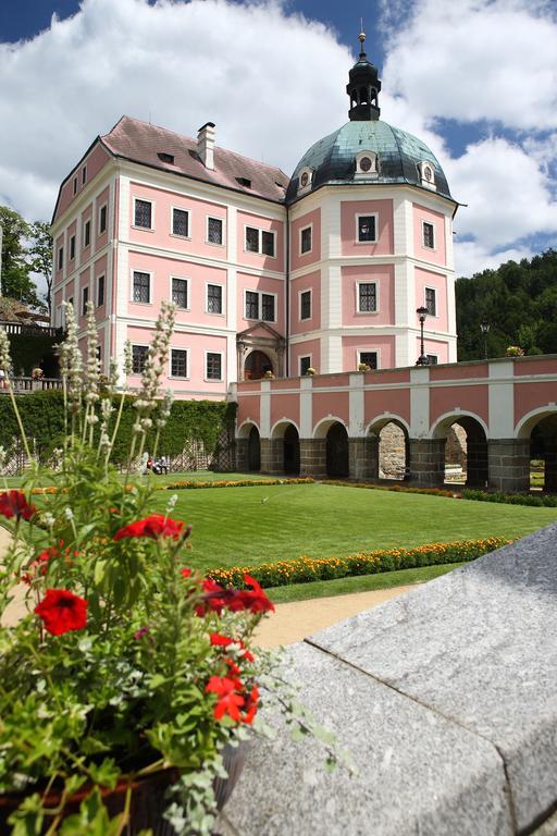 Hradni Basta Hotel Becov nad Teplou Exterior photo