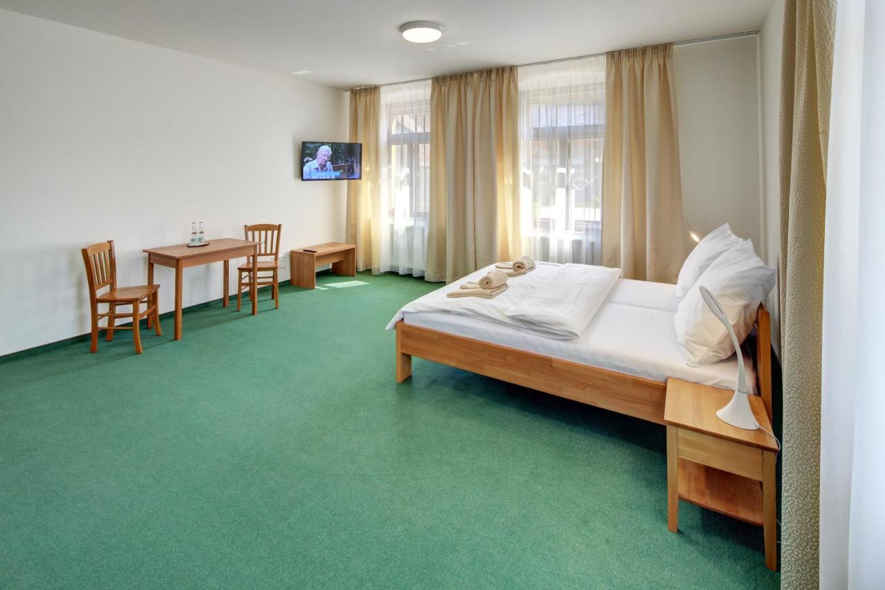 Hradni Basta Hotel Becov nad Teplou Exterior photo